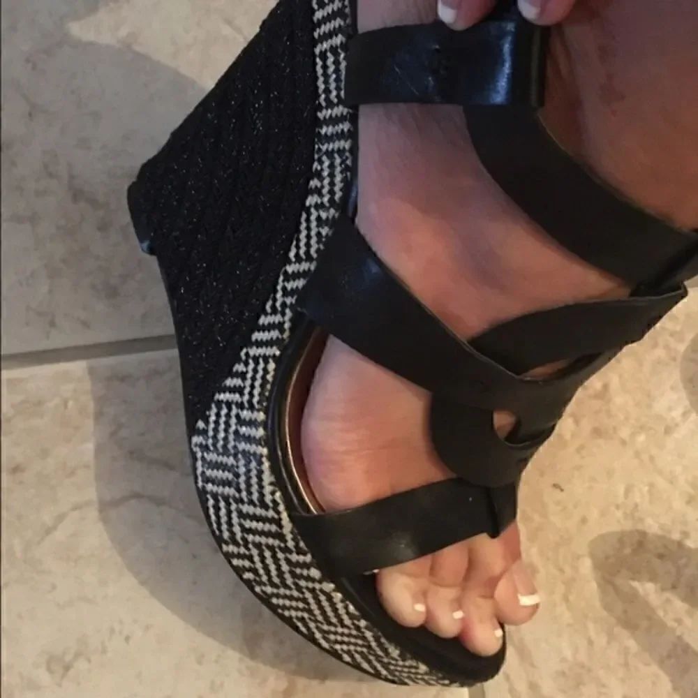 Guess platform sandals sz 9